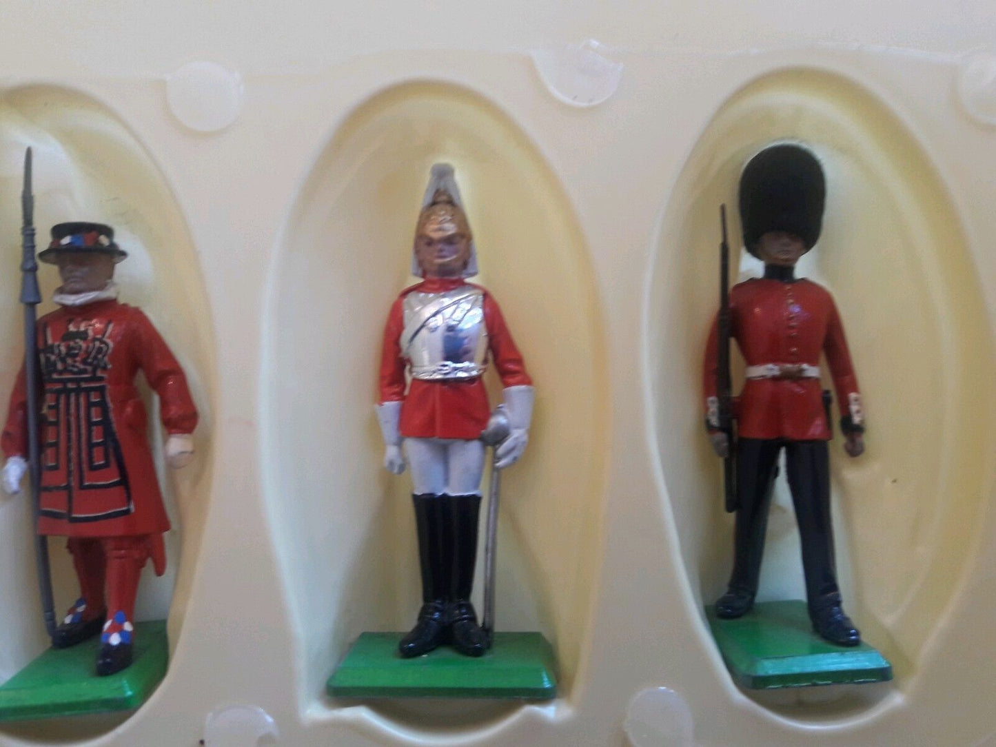 Britains ceremonial lifeguards scots  1:32 metal figures buckingham palace 7226