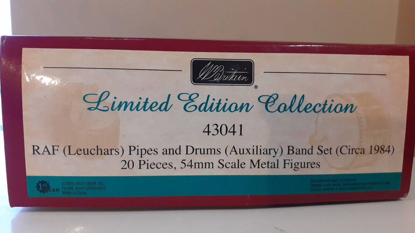 BRITAINS 43041 raf leuchars pipes drums large 20 piece BAND 2005 1:32  boxed