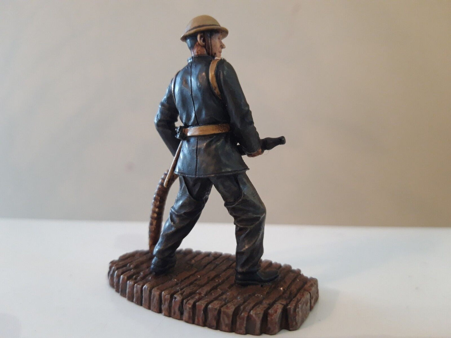 corgi forward march civilians at war ww2 blitz  fireman 1:32metal