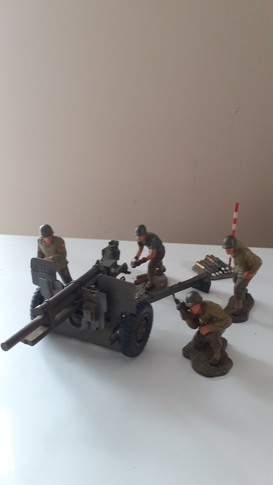 Britains 17459 ww2 us 105mm howitzer and crew boxed 1:32