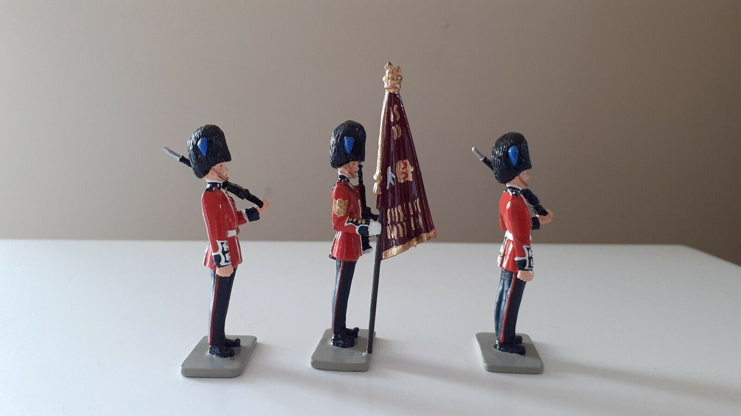 Britains ceremonial Irish guards  1:32 metal figure buckingham palace 40113