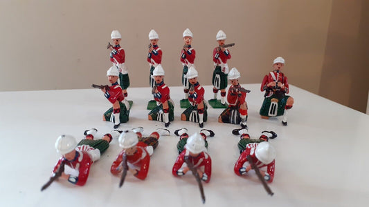 Britains cameron highlanders 13 figs 1950s 1:32 metal kneeling officer w11