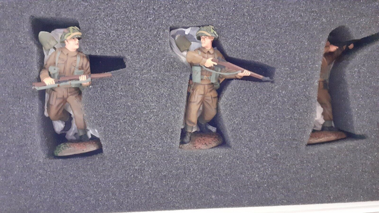 Britains ww2 17713 British infantry advancing metal boxed 2007 1:32