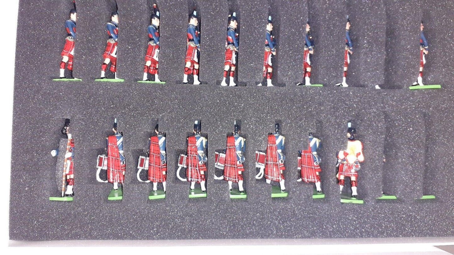 BRITAINS 43041 raf leuchars pipes drums large 20 piece BAND 2005 1:32  boxed