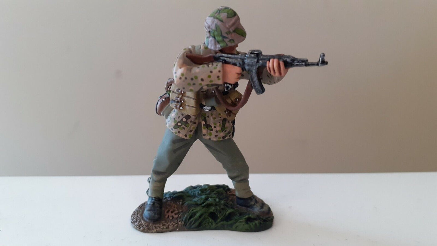 Britains ww2 25010 german grenadier firing  2009 metal 1:32  boxed b8