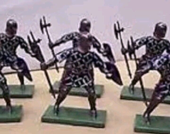 Britains knights sir jean de courcy  1:32 6 metal figures in trade box 08415