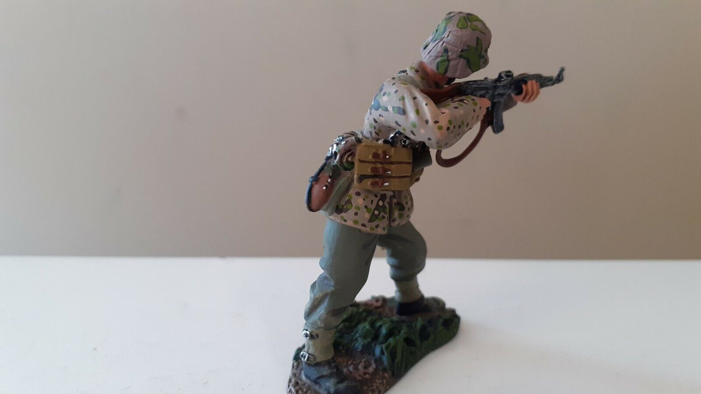 Britains ww2 25010 german grenadier firing  2009 metal 1:32  boxed b8