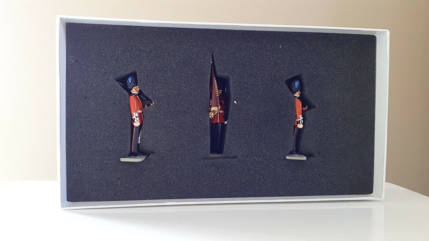 Britains ceremonial Irish guards  1:32 metal figure buckingham palace 40113