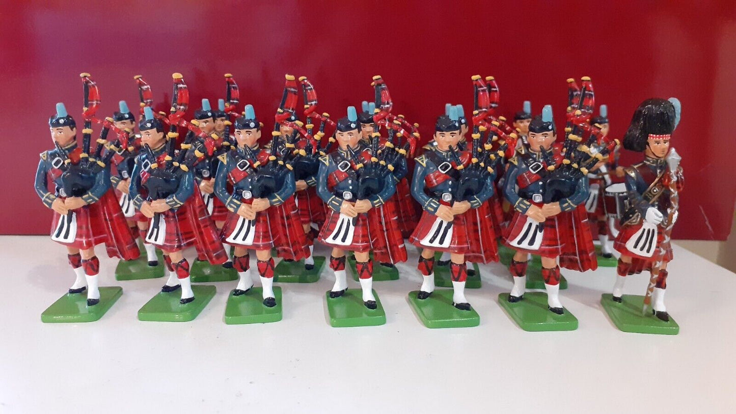 BRITAINS 43041 raf leuchars pipes drums large 20 piece BAND 2005 1:32  boxed